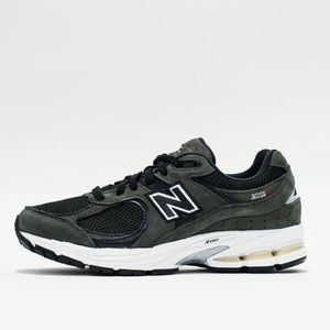New Balance• EUC 2002R OG size womens 7.5/mens 6 “Dark Grey/black